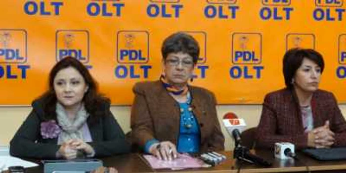 Ana Anghel, candidatul PDL la Primăria Slatina, între Cristina Trăilă (stg.) şi Sulfina Barbu (dr.)...