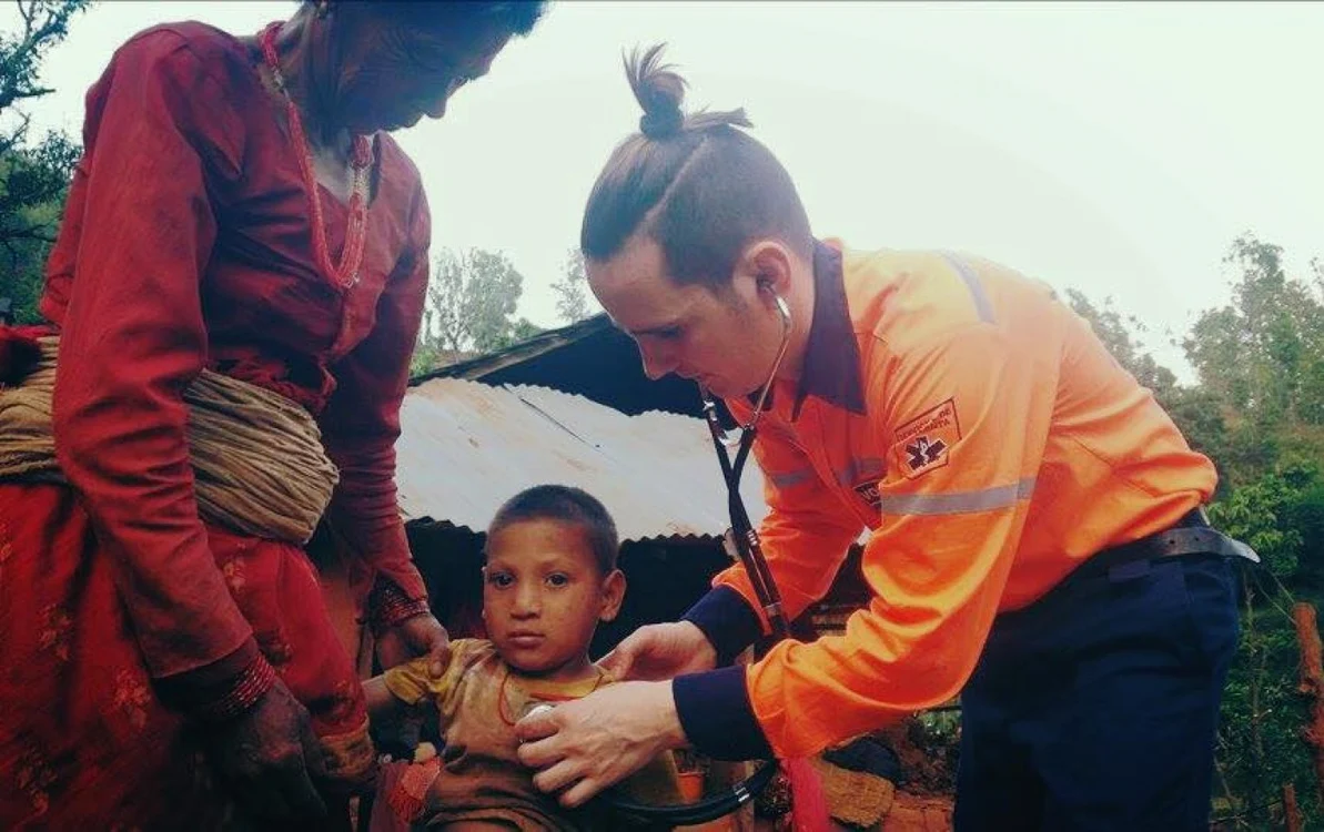 Ionuţ Ursu în timpul misiunii de voluntariat în Nepal FOTO facebook