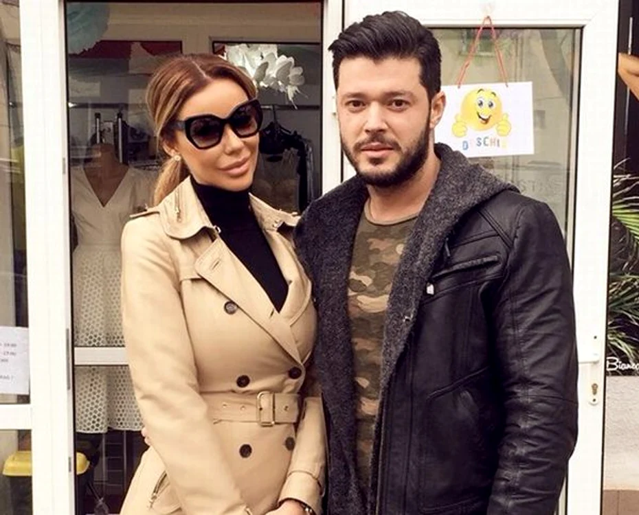 Roşcata s-a fotografiat în faţa magazinului de haine al surorii ei foto: arhiva personală