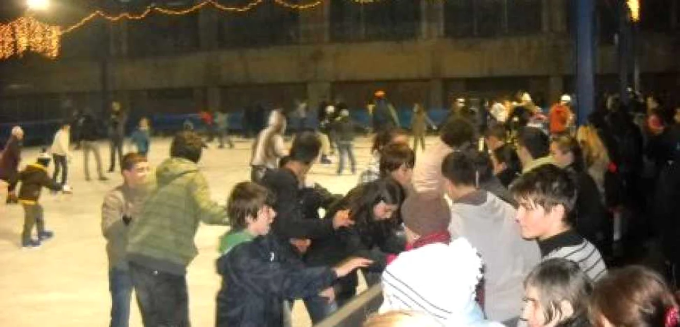 Copiii au venit în număr mare la deschiderea patinoarului