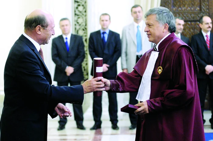 Traian Băsescu şi Zoltan
Puskas, magistratul care capătă o importanţă majoră FOTO presidency.ro