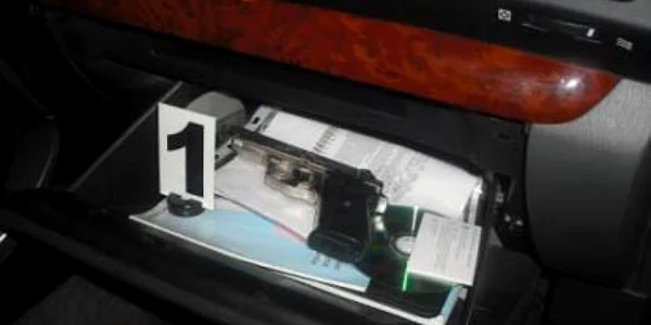 Pistolul a fost descoperit în torpedoul autotursimului