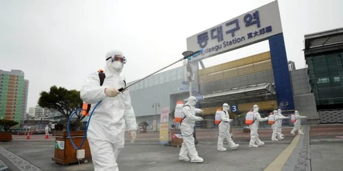 Echipe de dezinfectare a oraşului Daegu din Coreea de Sud în contextul epidemiei de cooronavirus FOTO EPA-EFE