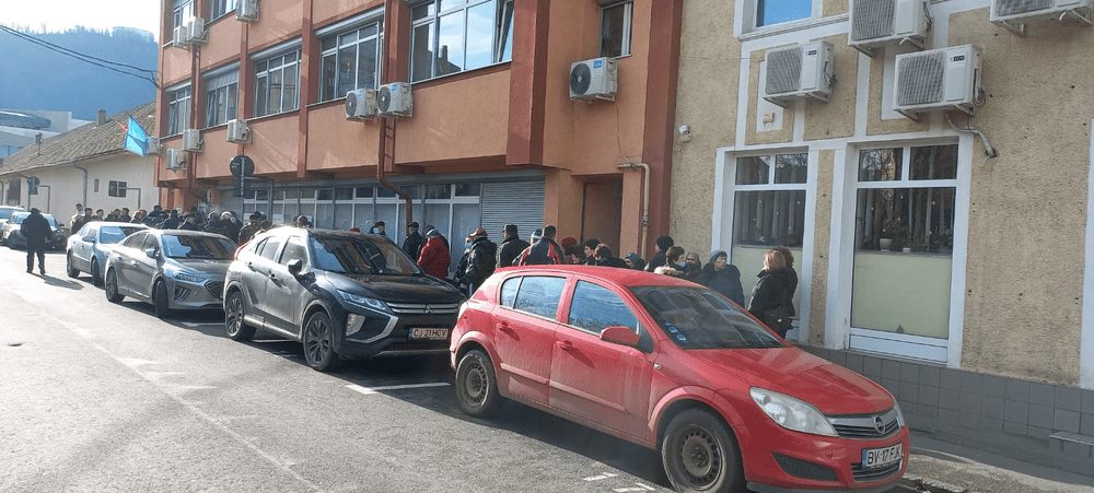 Conflictul dintre generații la ghișeele de taxe și impozite locale. Cozi imense formate de vârstnici, la Brașov