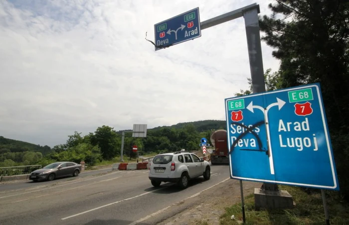 Drumarii vor reamanaja giraţia construită din balize de plastic, distrusă de şoferi. FOTO: Daniel Guţă.