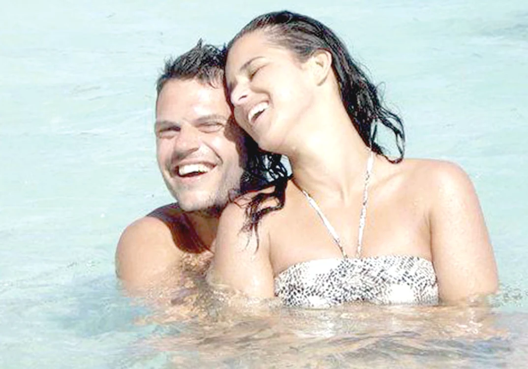 Dulce şi Ricardo Cadu  îşi petrec vacanţele  împreună cu Nuno Diogo  şi Catia (foto jos) (foto: arhivă personală)