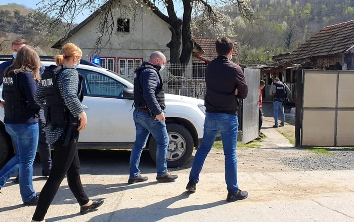 Descinderi la locuinţa tânărului care folosea mistreţii ca momeli vii. FOTO: IPJ Hunedoara