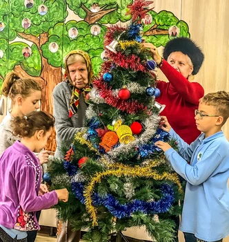 Impodobire brad de catre copii si seniori voluntari la Centrul Generatii Sursa foto Fundația Regală Margareta a României