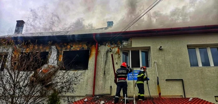 Acoperişul şcolii şi etajul au fost afectate grav de incendiu. Foto: ISU Alba