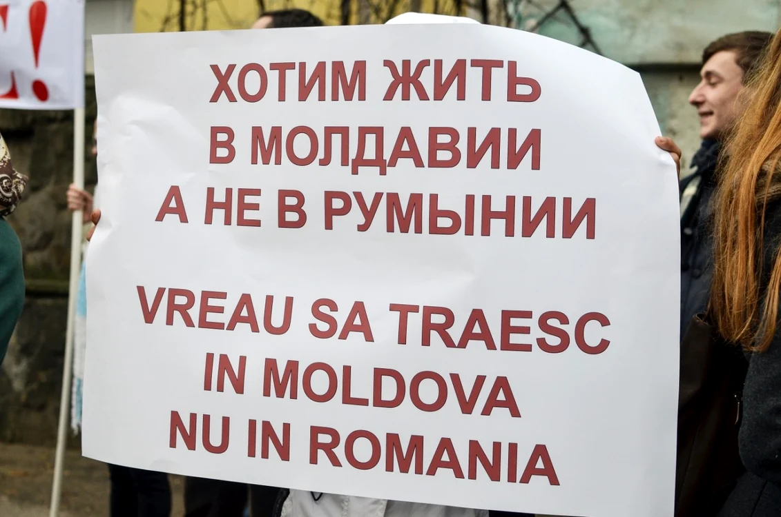 Antiunioniştii au protestat în faţa Ambasadei României. FOTO Alexandru Tarlev