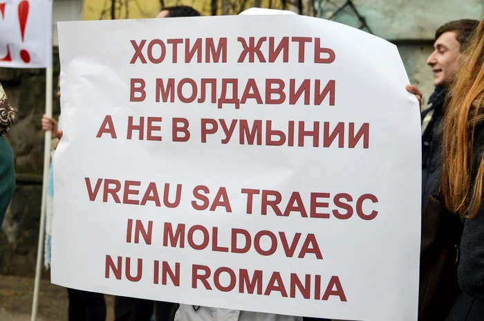 Antiunioniştii au protestat în faţa Ambasadei României. FOTO Alexandru Tarlev