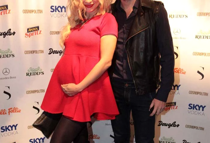 Soţia artistului este însărcinată în 5 luni. Cei doi mai au acasă două fetiţe Foto: Roberto Sălceanu