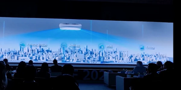 Prezentare Huawei LampSite X jpg