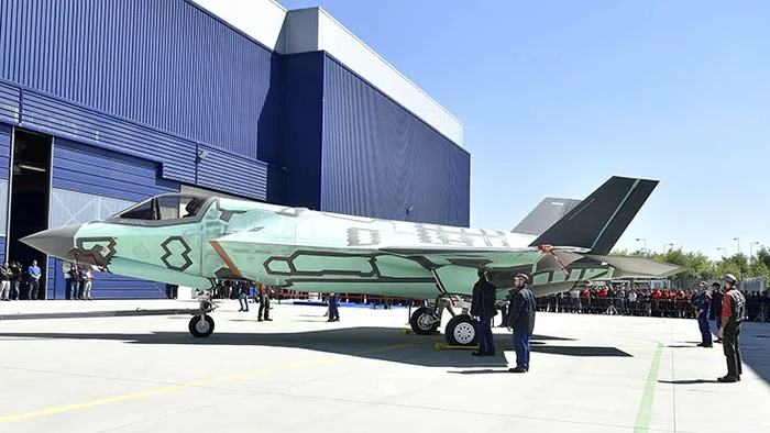 Italia a asamblat primul F-35B la fabrica sa din Cameri FOTO www.aerospacemanufacturingandde