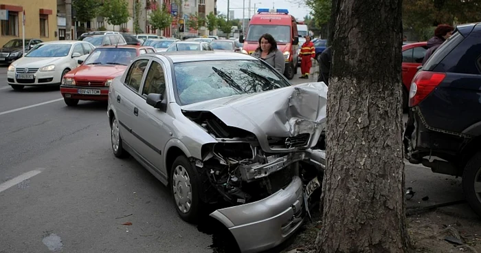 Maşina s-a izbit violent de un pom. Foto: Bogdan Crăciun