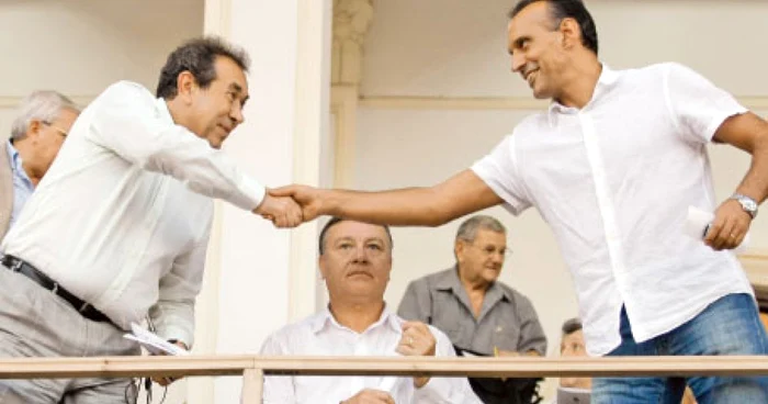 Mircea Sandu (centru) s-a dezis de Florin Prunea (dreapta), care a bătut palma cu Nicolae Badea