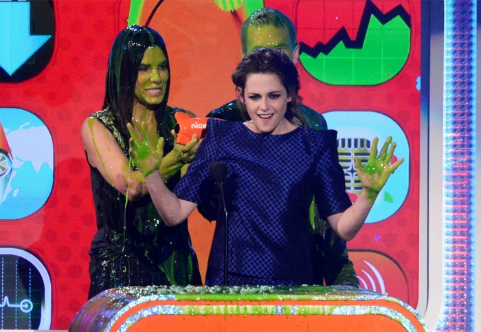 Kristen Stewart, murdărită cu pastă verde, la gala Kids’ Choice Awards FOTO Reuters