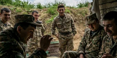 Soldaţi din Nagorno-Karabakh joacă şah pe linia de front cu Azerbaidjan lângă oraşul Agdam din Nagorno-Karabakh FOTO Guliver/Getty Images