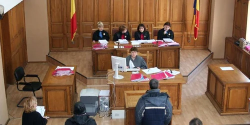 Tânărul este acuzat că în calitate de martor  a minţit instanţa care judecată