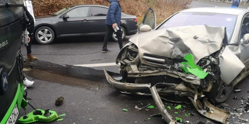 Accident rutier pe drumul dintre Braşov şi Poiana Braşov. Sursa foto