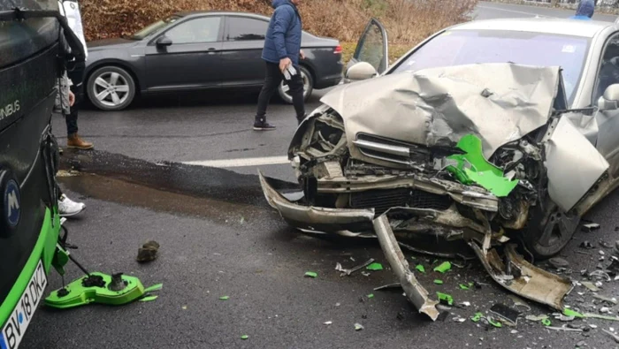 Accident rutier pe drumul dintre Braşov şi Poiana Braşov. Sursa foto: brasov.net