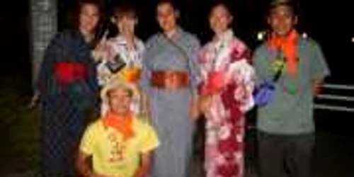 Ioana (centru în kimono gri) a învăţat de la nativi să vorbească corect japoneza