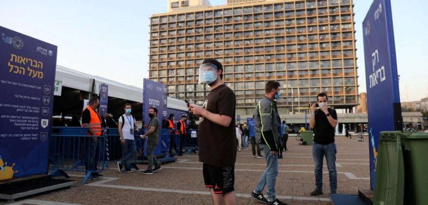 Tineri stând la coadă la un punct de vaccinare FOTO EPA-EFE