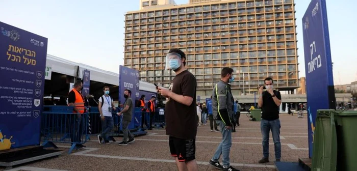 Tineri stând la coadă la un punct de vaccinare FOTO EPA-EFE