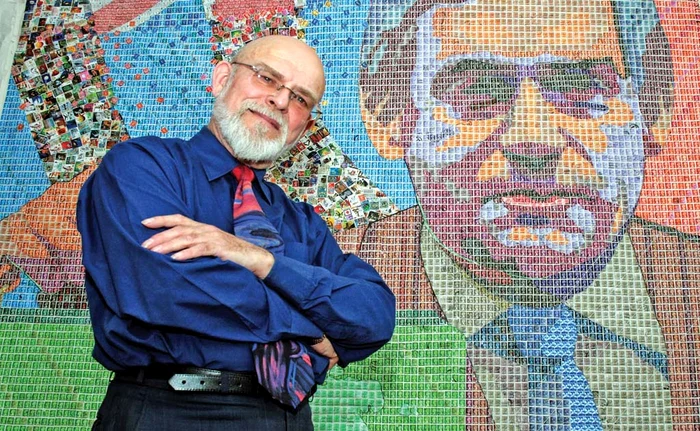 
    Pete Mason a folosit 2.500 de timbre pentru a face un tablou unic în lume Foto: Profimedia  