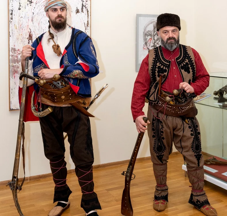 Membri ai Asociaţiei „Historia Renascita“ îmbrăcați în arnăuți FOTO Facebook CNM Neamț