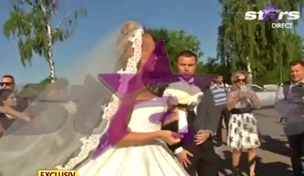 Înainte de a intra în maşina care o va conduce la biserică, Anda a cerut indicaţii pentru a respecta tradiţiile
