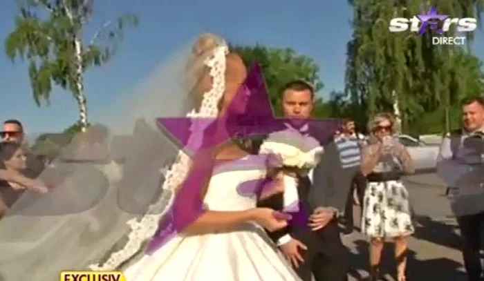 Înainte de a intra în maşina care o va conduce la biserică, Anda a cerut indicaţii pentru a respecta tradiţiile