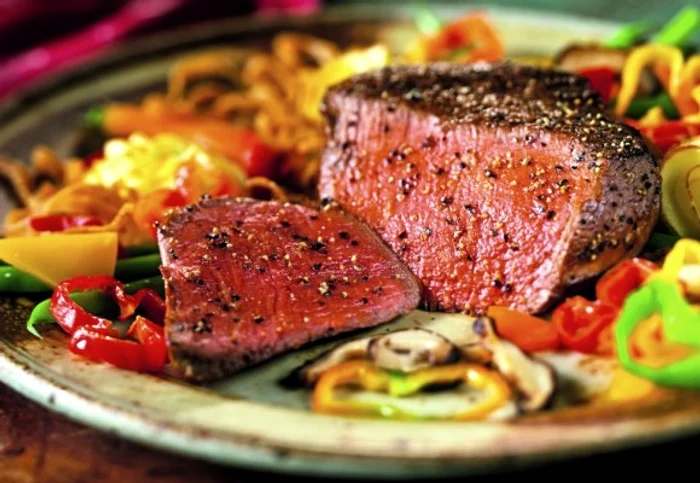 
    Musafirii vor fi încântaţi după ce se vor răsfăţa cu o astfel de friptură.clickpoftabuna.ro  