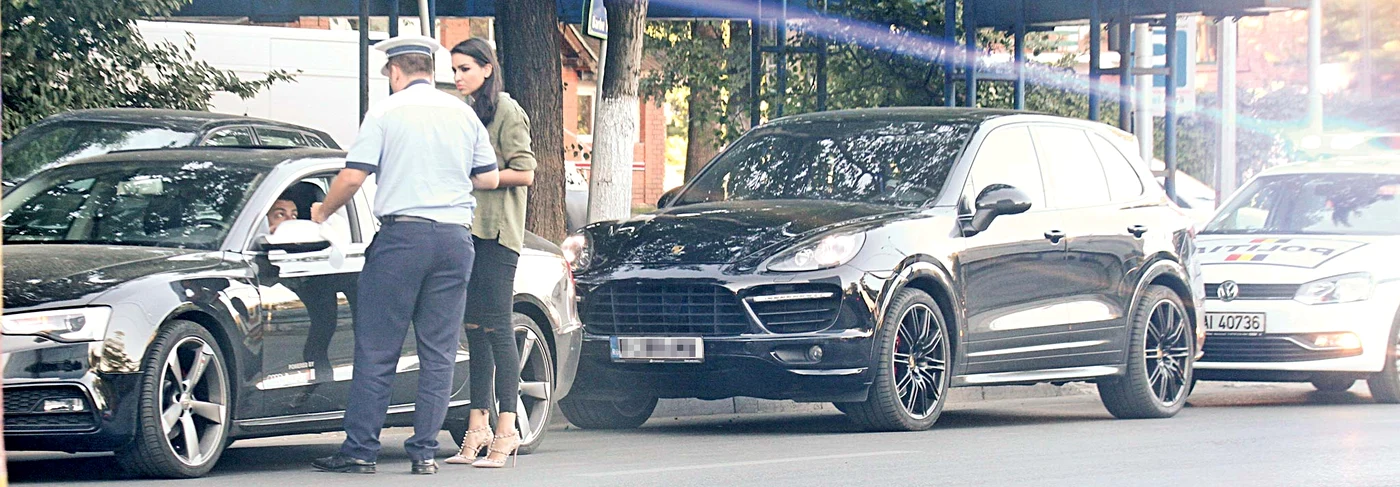 Bolidul Sandrei, un  Porsche Cayenne,  a acroşat superbul  Audi, care s-a ales cu  bara spate înfundată 