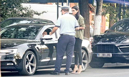 Bolidul Sandrei, un  Porsche Cayenne,  a acroşat superbul  Audi, care s a ales cu  bara spate înfundată  jpeg