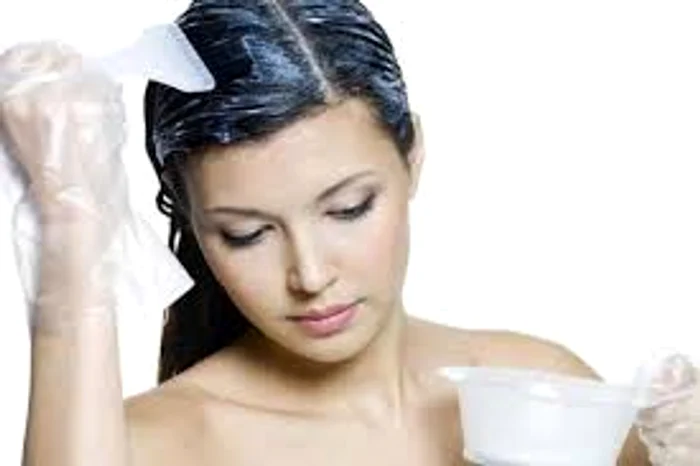 
    Peste cinci tone de vopsea de păr care conţinea o substanţă chimică periculoasă au fost descoperite de inspectorii de la OPC  