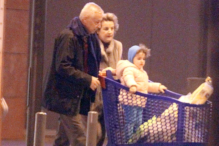 Cei trei se îndreaptă spre parcarea magazinului