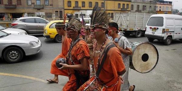 Muzicieni indigeni din regiunea Amazonului merg pe o strada din suburbiile orasului Lima Peru foto reuters