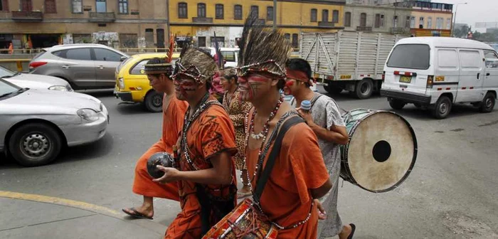 Muzicieni indigeni din regiunea Amazonului merg pe o strada din suburbiile orasului Lima Peru foto reuters