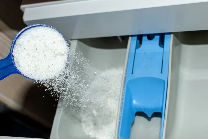Ce se întâmplă dacă folosești prea mult detergent de rufe.