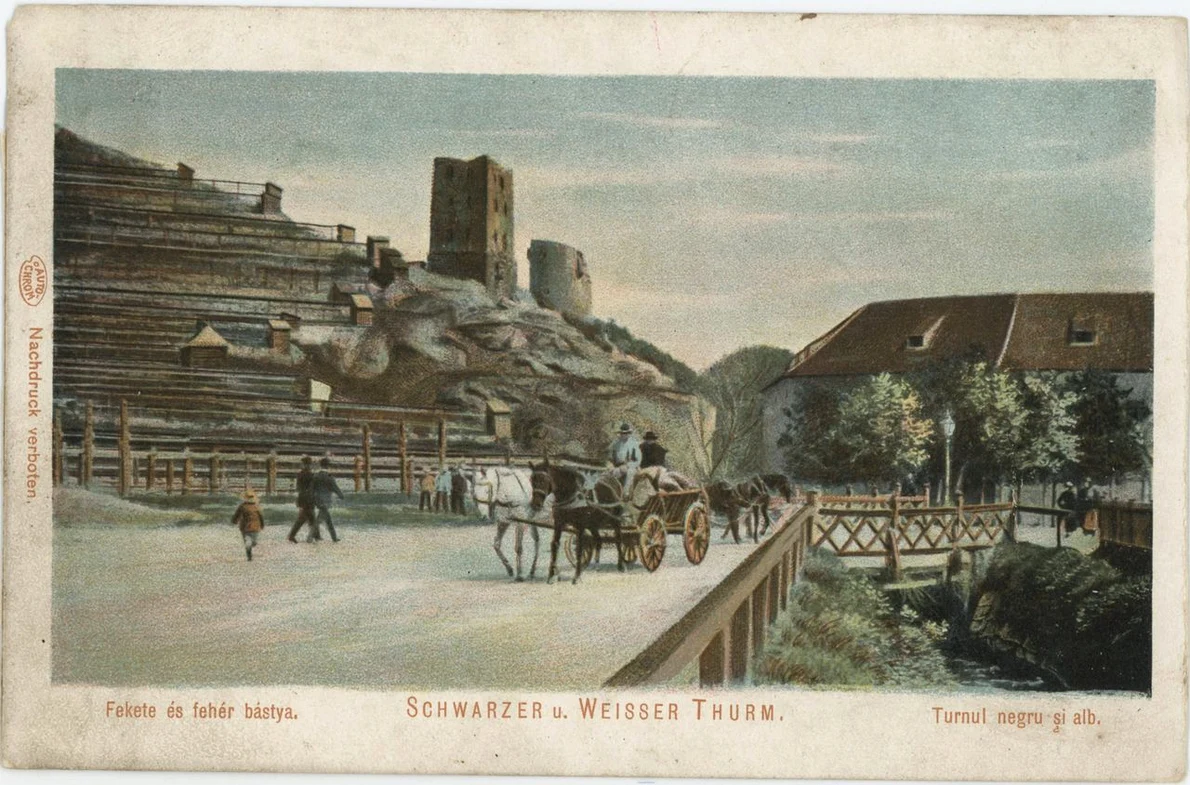 Cărăuș cu cartofi lângă turnurile Alb și Negru, primul sfert al sec. XX (© Muzeul de Etnografie Brașov)