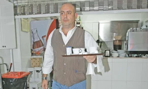 După ce a plecat din serialul „La Bloc”, Emil Mitrache a avut o pizzerie alături de foştii colegi  jpeg