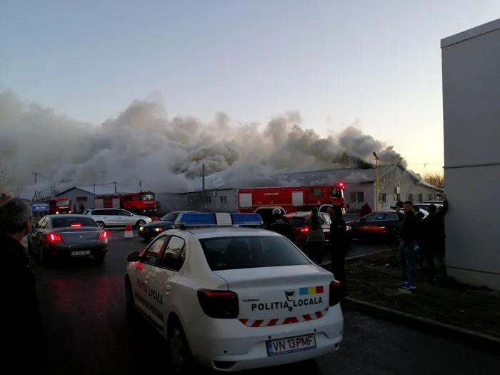 Incendiul se manifestă vilolent FOTO: Bogdan Ionuţ Basarab