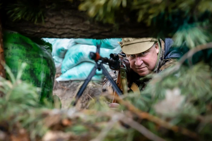 Voluntar în cadrul Apărării Teritoriale Brovarî, pe poziţie, în tranşee Foto Shutterstock