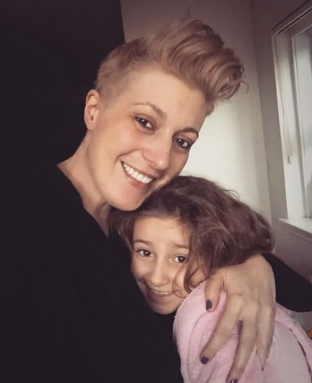 Alison Habbal, împreună cu fiica ei în vârstă de șapte ani