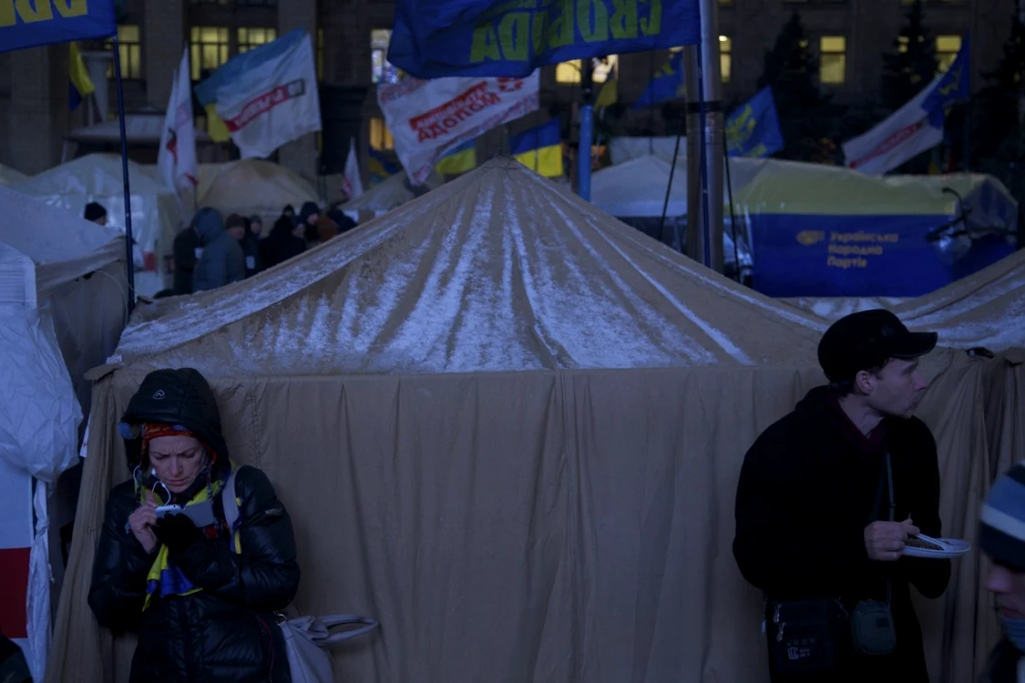Scenă de la începuturile Euromaidanului, stimulat de comunicarea online – decembrie 2013. (Foto: AFP)