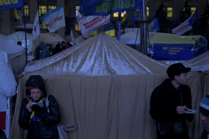 Scenă de la începuturile Euromaidanului, stimulat de comunicarea online – decembrie 2013. (Foto: AFP)