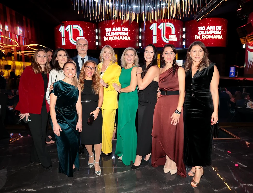 Simona Amânar, Andreea Răducan, Maria Neculiță, Oana Ban, Octavian Bellu, Nadia Comăneci, Daniela Silivaș, Cătălina Ponor, Dana Sofronie și Monica Roșu la gala 110 ani de Olimpism în România . FOTO: Instagram