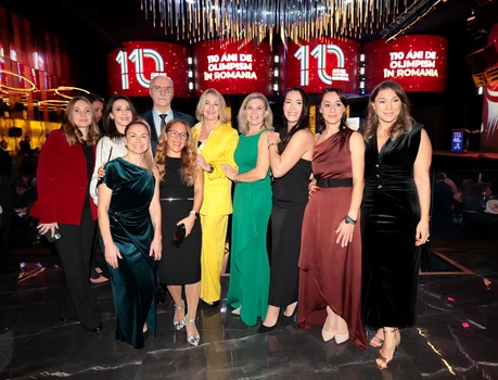 Simona Amânar, Andreea Răducan, Maria Neculiță, Oana Ban, Octavian Bellu, Nadia Comăneci, Daniela Silivaș, Cătălina Ponor, Dana Sofronie și Monica Roșu la gala 110 ani de Olimpism în România . FOTO: Instagram