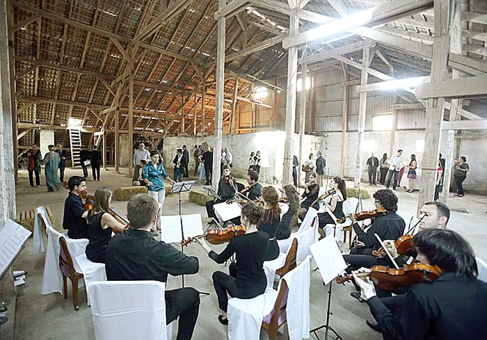 Aici se pot pune în scenă spectacole muzicale şi piese de teatru